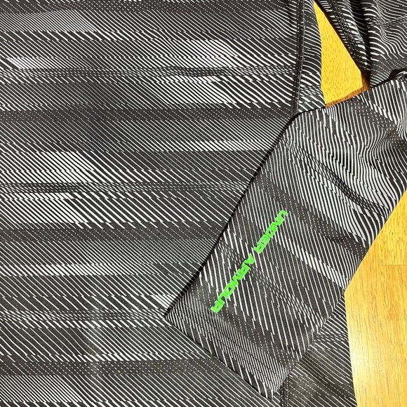 Under Armour Long Sleeve Shirt Gray / Black. Lines Pattern Coldgear Youth XL - Picture 4 of 6